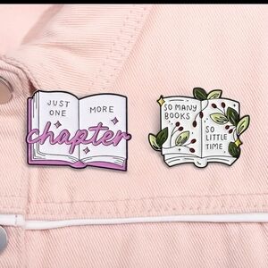 🆕️📖 COMICAL READING PINS BROOCHES - SET OF 2 📖